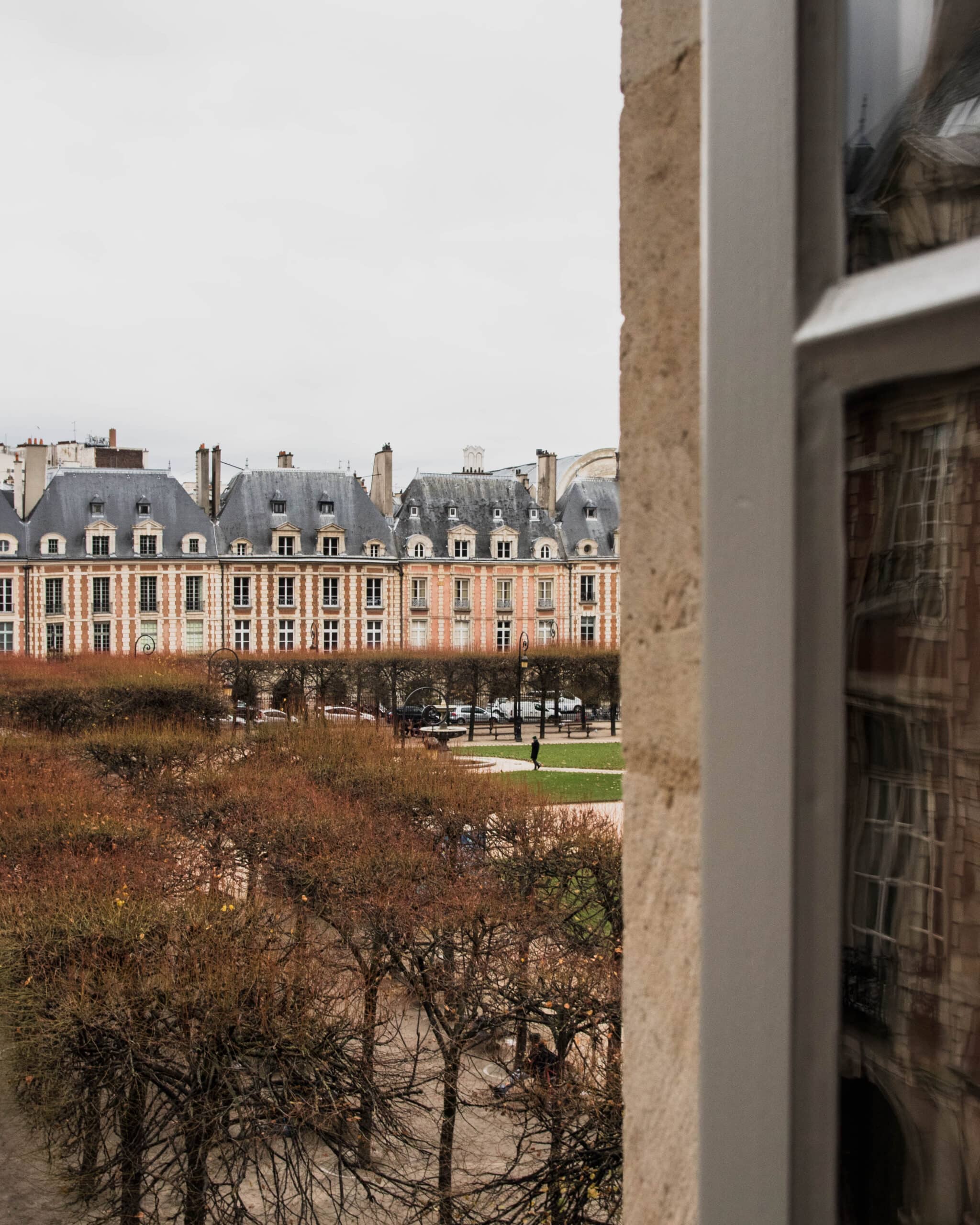 Vue-fenêtre-Cour-des-Vosges-crédit-photo-Hemblem
