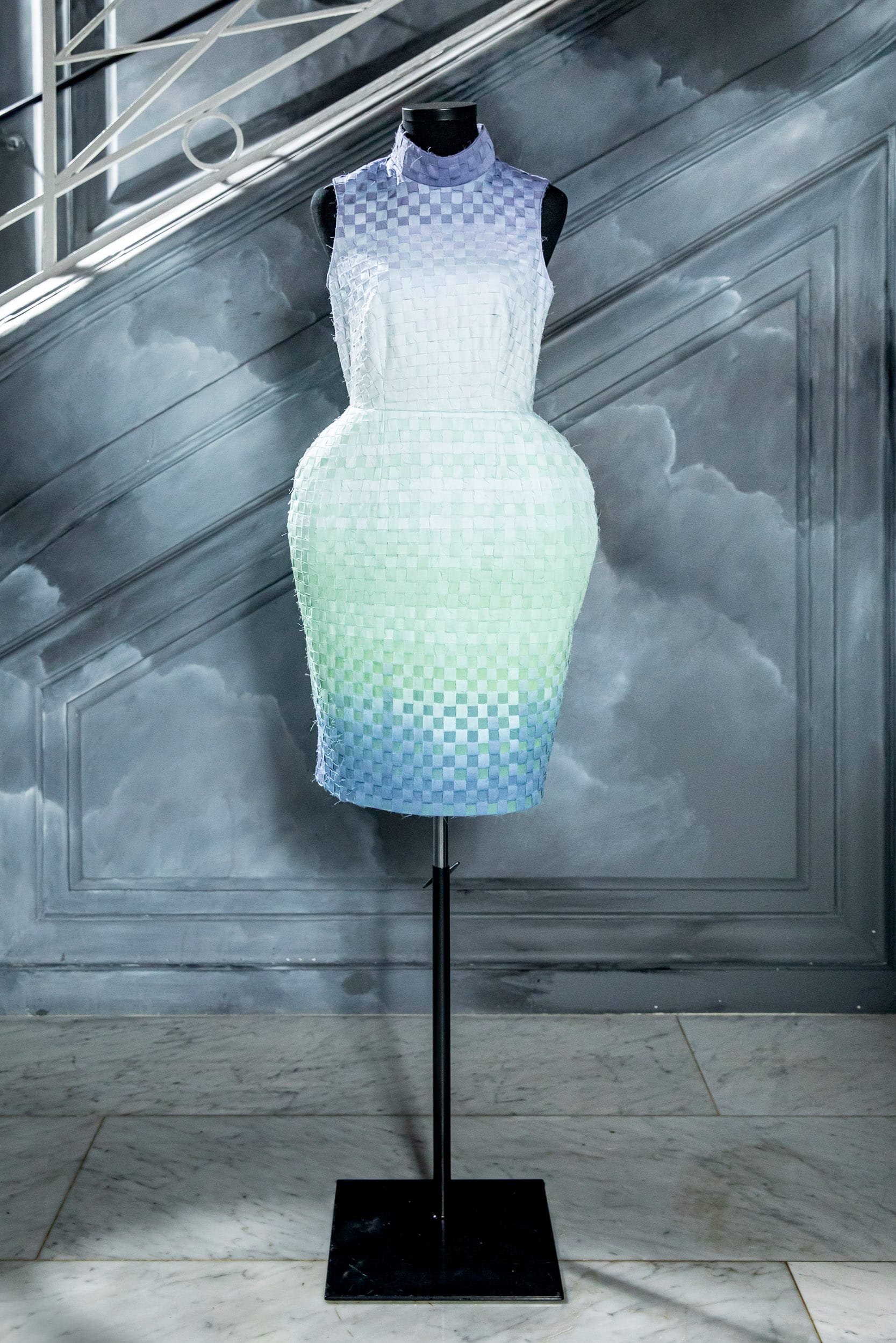 Tenue-Weiqing-Long-Prix-Mode-Evok-Collection-2024-crédit-photo-Simon-Detraz