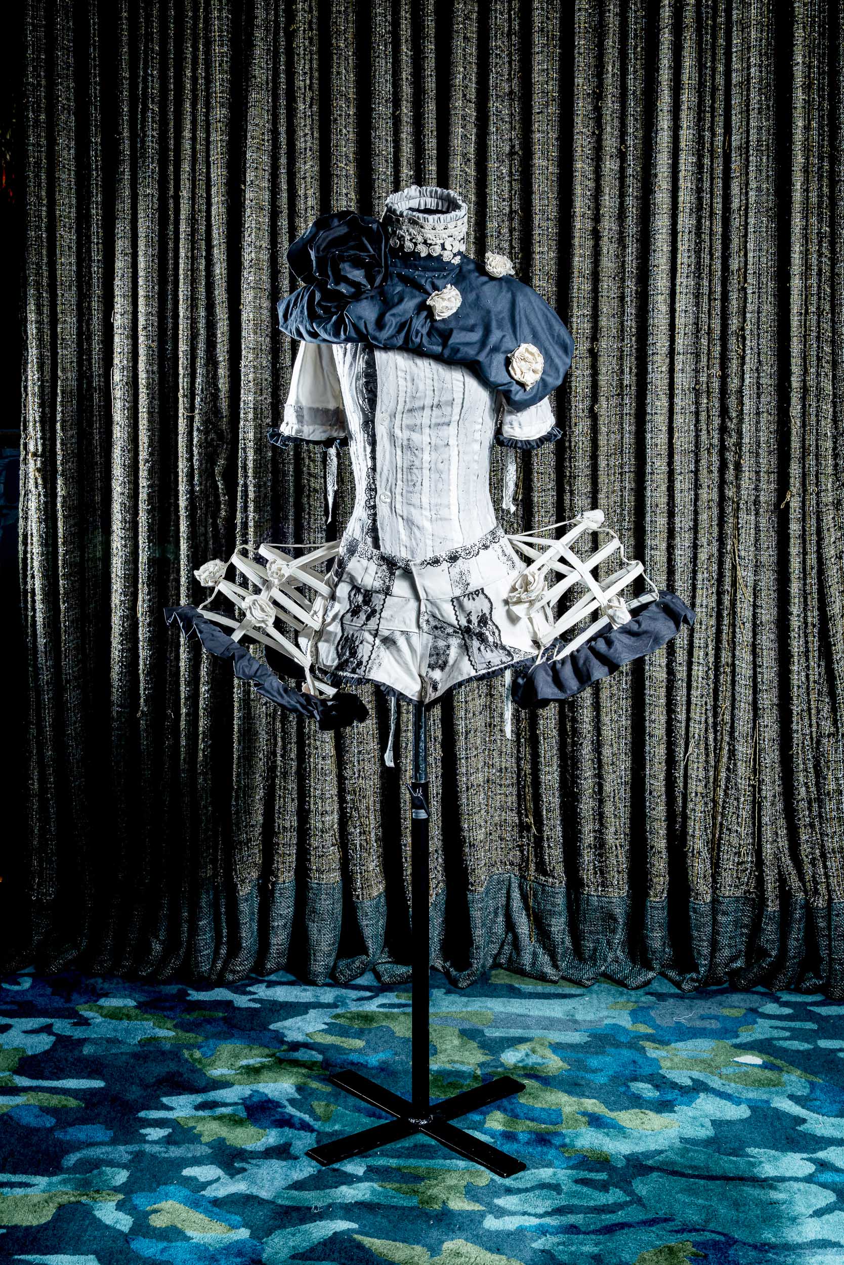 Tenue-Neil-Corbaz-prix-mode-Evok-Collection-crédit-photo-Simon-Detraz