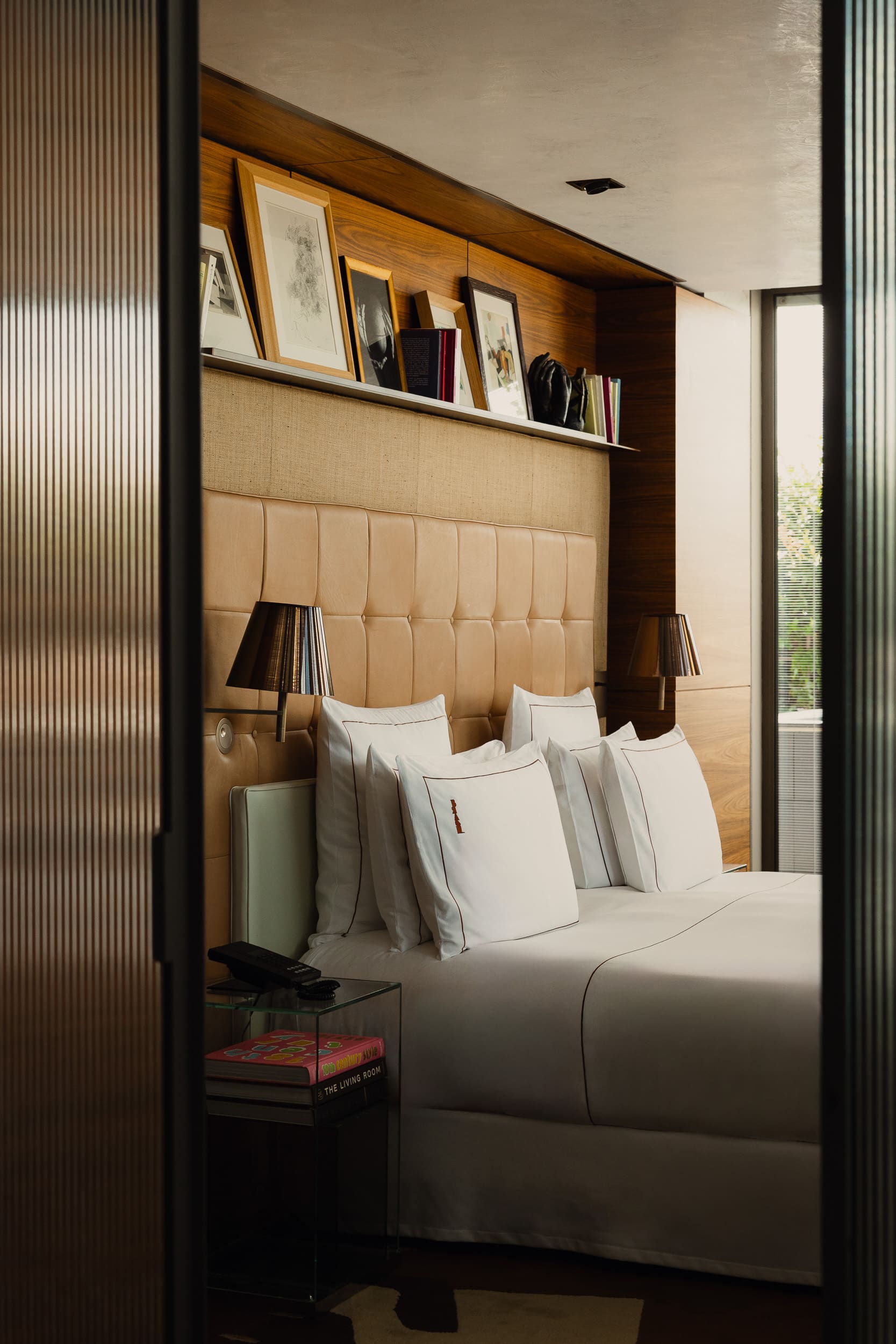 Habitación del Brach Paris con cabecero capitoné y boiseries oscuras